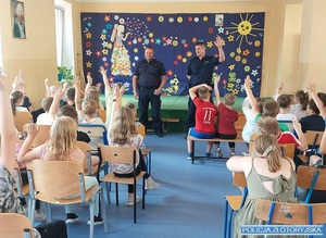 policjanci na spotkaniach z dziećmi