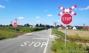 znak STOP na przejeździe kolejowym