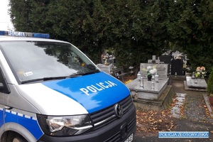 radiowóz na cmentarzu