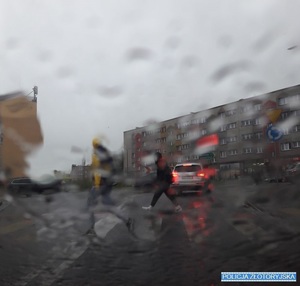 Kierowco, w czasie opadów deszczu dostosuj prędkość do warunków ruchu