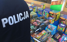 policjant w miejscu sprzedaży fajerwerek
