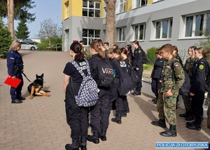 Zajęcia w klasach mundurowych z policyjnym psem i jego przewodnikiem