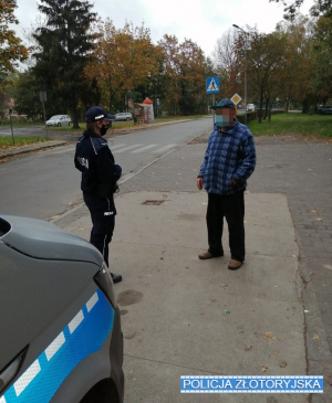 Policjantka rozmawia z mężczyzną