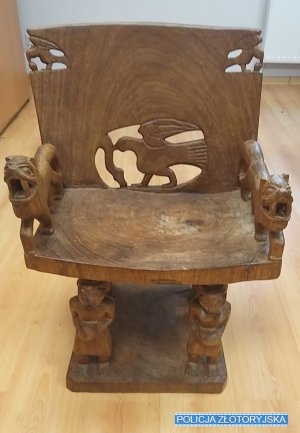 Drewniane rzeźbione krzesło z elmentami motywów zwierzęcych