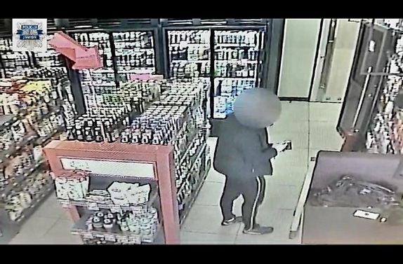 kadr z filmu przedstawiający kradzież w sklepie