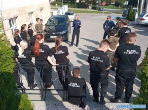 Policjantka rozmawia z uczniami klasy mundurowej