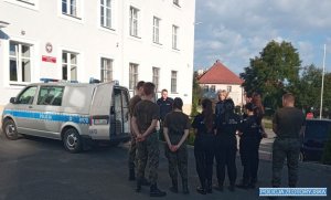 Policjantka rozmawia z uczniami klasy mundurowej