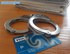 Karta płatnicza a obok kajdanki