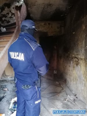 Policjant sprawdza pustostan