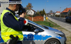 policjant mierzy prędkość auta
