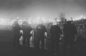 policjanci w służbie na granicy polsko-białoruskiej