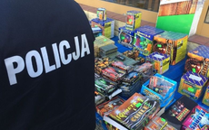 fragment munduru z napisem policja, w tle fajerwerki