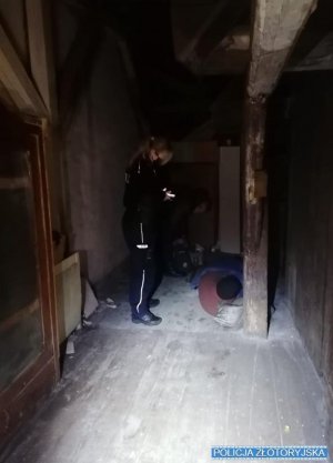 Policjantka rozmawia z bezdomnym