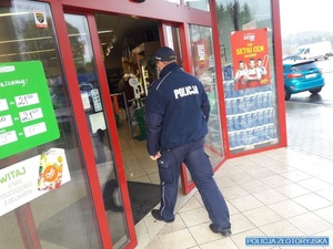 policjanci sprawdzają placówki handlowe