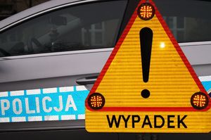 radiowóz policyjny i znak uwaga wypadek