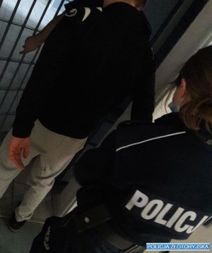 policjantka zakłada zatrzymanemu kajdanki na ręce