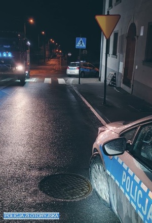 policyjne radiowozy na drodze