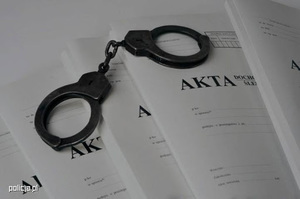 kajdanki na aktach