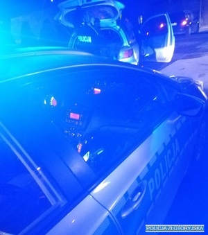 Kierująca bez uprawnień i pod wpływem alkoholu, poszukiwana pasażerka i zabezpieczone narkotyki, a wszystko to w jednym aucie