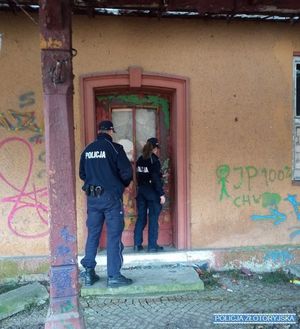 policjanci wchodzą do pustostanu