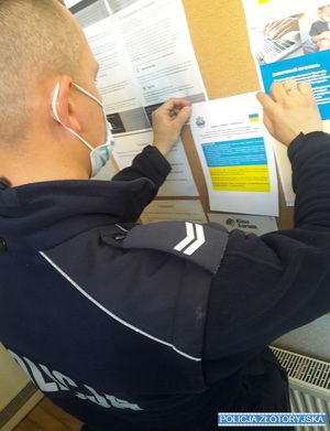 policjanci przekazują ulotki