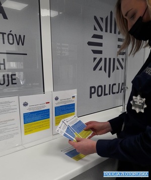 policjanci przekazują ulotki