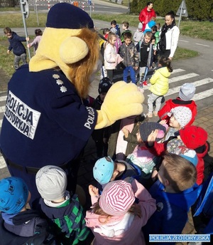 dzieci podczas spotkania z policjantami
