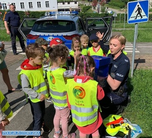 Przedszkolaki poznawały zawód policjanta i uczyły się zasad ruchu drogowego