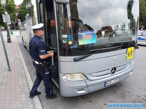 policjant kontroluje autokar