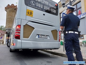 policjant kontroluje autokar