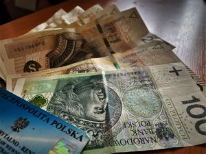 rozłożone banknoty i legitymacja rencisty emeryta