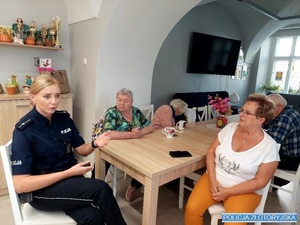 policjantka na spotkaniu z seniorami