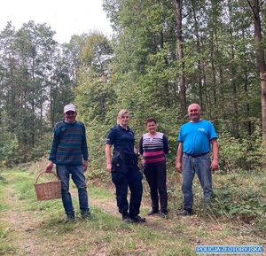 policjantka z grupą grzybiarzy