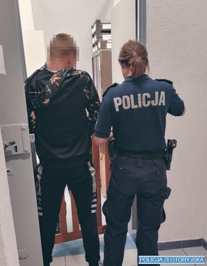 mężczyzna z policjantką