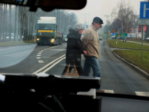 osoby przechodzą na drugą stronę drogi