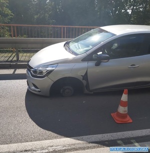 auto na drodze bez przedniego koła