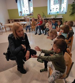 policjantka na spotkaniu z przedszkolakami