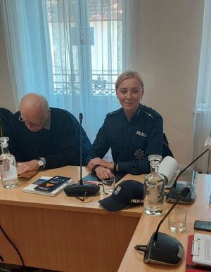 policjantka na posiedzeniu Złotoryjskiej Rady Seniorów