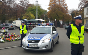 policjanci patrolują cmentarz