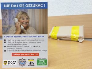 ulotka profilaktyczna dla seniorów a w tle paczka