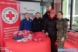 policjanci oddają krew