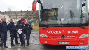 policjanci oddają krew