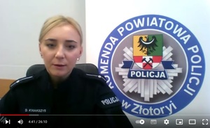 policjantka a w tle baner z logo jednostki