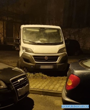 biały bus na parkingu