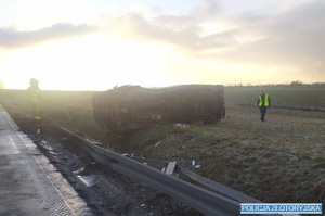 Dachowanie busa na autostradzie A4. Policjanci apelują o ostrożność!