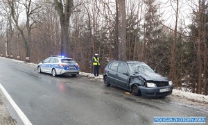 uszkodzone auto i policyjny radiowóz