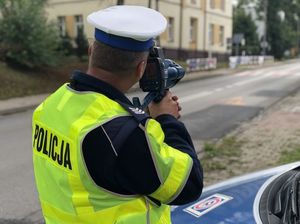 policjant mierzy prędkość pojazdu