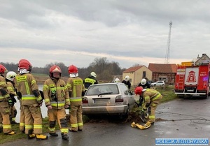 strażacy przy aucie