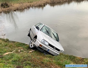 Kierowca volkswagena podróż zakończył w stawie. Badanie alkomatem wykazało 1 promil