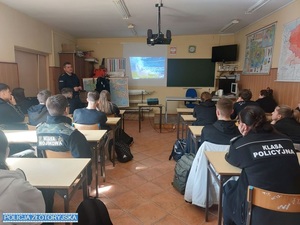 Spotkanie funkcjonariusza SPPP w Legnicy z uczniami liceum o profilu wojskowo-policyjnym